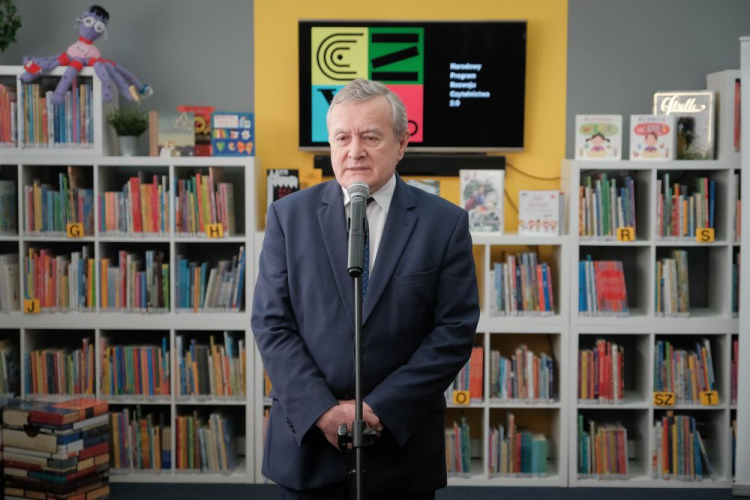 Milanówek, 23.05.2022. Wicepremier, minister kultury i dziedzictwa narodowego Piotr Gliński podczas konferencji prasowej nt. rozstrzygnięcia konkursu „Infrastruktura bibliotek 2021-2025” w ramach Narodowego Programu Rozwoju Czytelnictwa 2.0, 23 bm. w Miejskiej Bibliotece Publicznej w Milanówku. Fot. PAP/M. Marek 