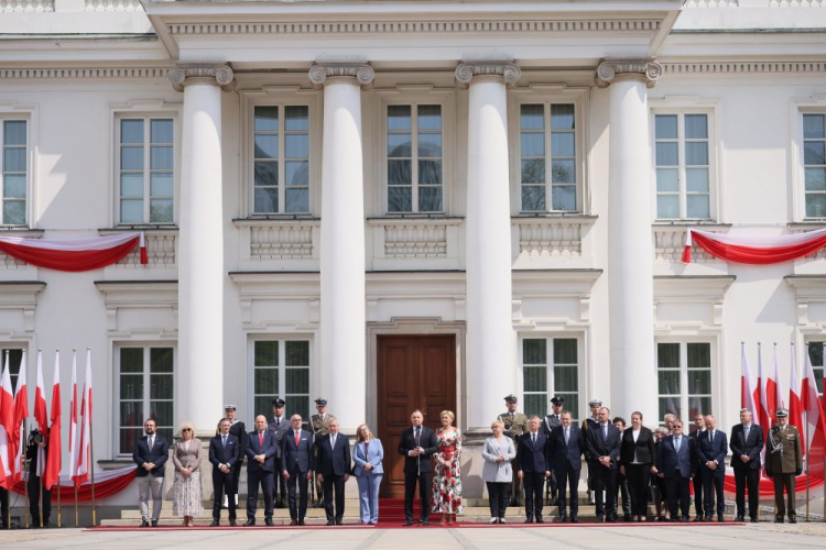 Warszawa, 02.05.2022. Uczestnicy ceremonii na dziedzińcu Belwederu w Warszawie, 2 bm. Podczas wydarzenia zostały wręczone odznaczenia państwowe działaczom polonijnym, Akty Nadania Obywatelstwa Rzeczypospolitej Polskiej oraz wręczono flagi państwowe przedstawicielom organizacji polskiej mniejszości narodowej na Wschodzie. Fot. PAP/L. Szymański