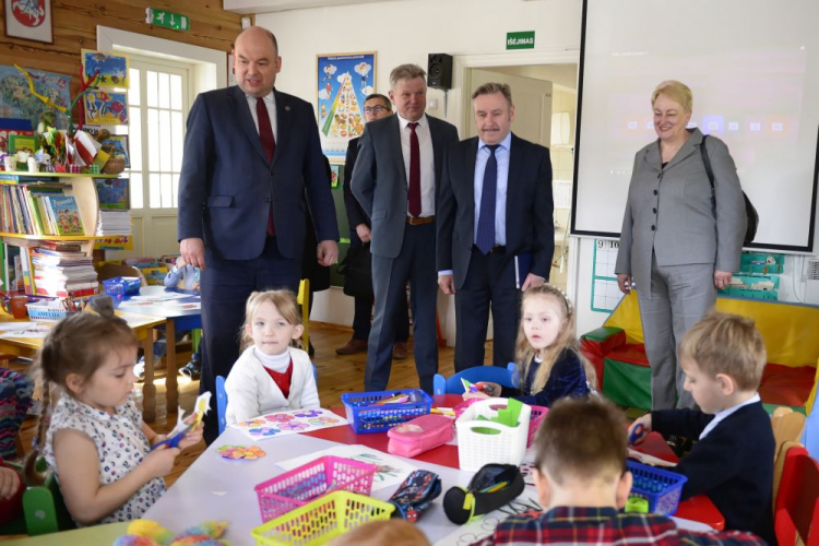 Sekretarz stanu w KPRM, Pełnomocnik Rządu do Spraw Polonii i Polaków za Granicą Jan Dziedziczak (L) i dyrektor szkoły Romuald Grzybowski (2P) podczas wizyty w Szkole Podstawowej im. A. Stelmachowskiego w Starych Trokach w okręgu wileńskim. Fot. PAP/V. Doveiko