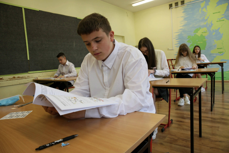 Gorzów Wielkopolski, 25.05.2021. Uczniowie podczas egzaminu ósmoklasisty z języka polskiego w Szkole Podstawowej nr 21 w Gorzowie Wielkopolskim. Fot. PAP/L. Muszyński