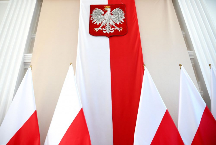 Flagi i godło RP. Fot. PAP/D. Delmanowicz