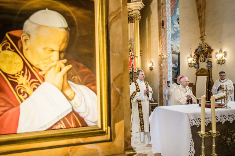 Wadowice, 18.05.2022. Metropolita krakowski abp Marek Jędraszewski (2P) podczas mszy świętej w Bazylice Ofiarowania NMP w Wadowicach, 18 bm. Trwają uroczystości 102. rocznicy urodzin św. Jana Pawła II. Fot. PAP/Art Service 2 