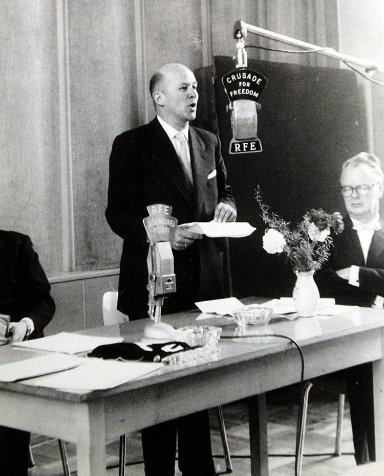 1959 r. Jan Nowak-Jeziorański w Radiu Wolna Europa. Fot. PAP/P. Kula (reprodukcja)