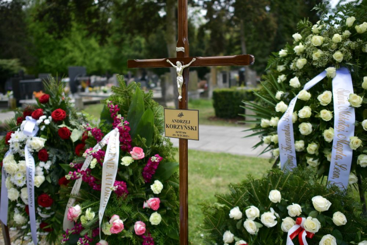 Warszawa, 11.05.2022. Uroczystości pogrzebowe kompozytora Andrzeja Korzyńskiego na Cmentarzu Wojskowym na Powązkach w Warszawie. Fot. PAP/M. Obara