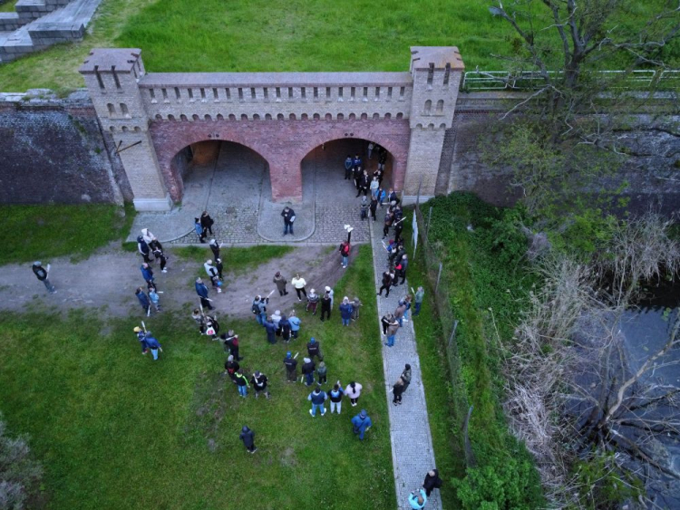 Uczestnicy Nocy Muzeów w Muzeum Twierdzy Kostrzyn. Kostrzyn nad Odrą, 22.05.2021. Fot. PAP/L. Muszyński