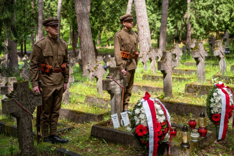 Wilno, Litwa, 28.05.2022. Uroczystość przy grobie brata gen. Stanisława Maczka śp. ppor. Jana Maczka na Cmentarzu Wojskowym na Antokolu w Wilnie. Z okazji przypadającej w 2022 r. 130. rocznicy urodzin Stanisława Maczka, Stanisława Sosabowskiego i Władysława Andersa w tym roku obchodzony jest Rok Trzech Generałów. Fot. PAP/V. Doveiko