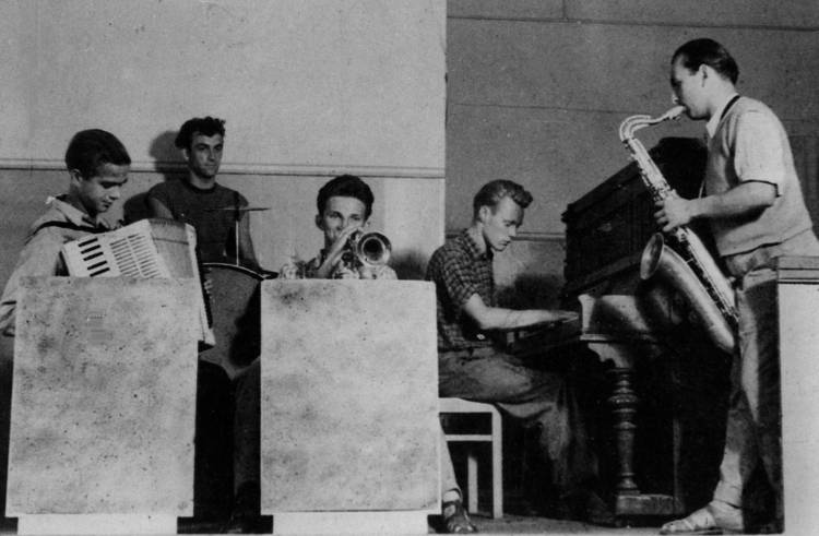 Ustronie Morskie 1958. Koncert zespołu jazzowego Melomani. Nz. od lewej: Andrzej Trzaskowski, Witold Sobociński, Andrzej "Idon" Wojciechowski, Krzysztof Trzciński (Komeda) i Jerzy "Duduś" Matuszkiewicz. Fot. PAP/Reprodukcja