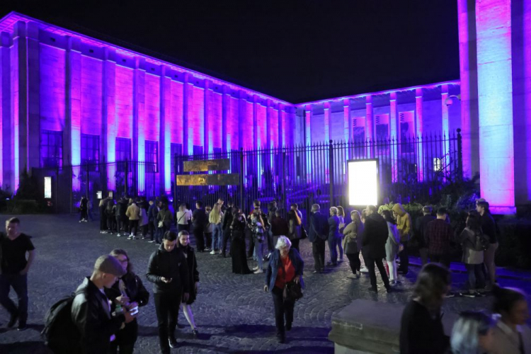 Kolejka przed Muzeum Narodowym w Warszawie podczas Nocy Muzeów. 15.05.2021. Fot. PAP/L. Szymański