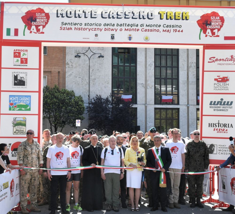 Cassino, Włochy, 18.05.2022. Wicepremier, minister kultury i dziedzictwa narodowego Piotr Gliński (C), burmistrz Cassino Enzo Salera (3P), ambasador RP we Włoszech Anna Maria Anders (4P), biskup Sora-Cassino-Aquino-Pontecorvo Gerardo Antonazzo (4L) na starcie trekkingu szlakiem historycznym bitwy o Monte Cassino, przed popiersiem generała Władysława Andersa w Cassino w ramach obchodów 78. rocznicy Bitwy. Fot. PAP/R. Pietruszka