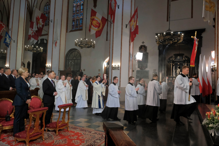 Prezydent Andrzej Duda (2L) oraz pierwsza dama Agata Kornhauser-Duda (L) podczas uroczystej mszy świętej w warszawskiej archikatedrze św. Jana Chrzciciela. Fot. PAP/M. Marek