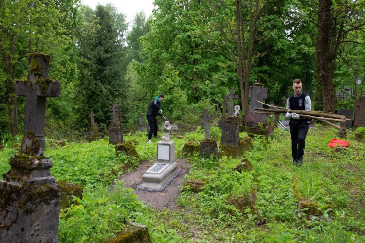 Akcja wielkiego wiosennego sprzątania cmentarza Nowa Rossa w Wilnie. Fot. PAP/V. Doveiko