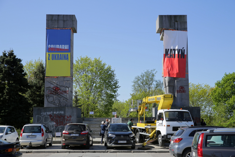 Akcja protestacyjna przeciwko agresji Rosji w Ukrainę pod pomikiem Wyzwolenia Ziemi Warmińskiej i Mazurskiej autorstwa Xawerego Dunikowskiego w Olsztynie. Fot. PAP/T. Waszczuk