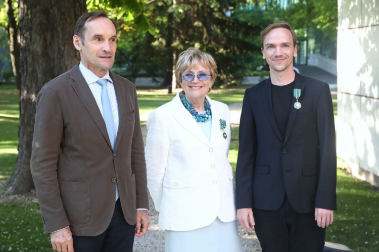 Warszawa, 18.05.2022. Ambasador Francji w Polsce Frederic Billet (L), producentka filmowa filmowa Irena Strzałkowska (C) oraz reżyser Jan Komasa (P) podczas uroczystości w Rezydencji Ambasadora Francji w Warszawie, 18 bm. Ambasador odznaczył Irenę Strzałkowską i Jana Komasę Orderem Sztuki i Literatury. Fot. PAP/T. Gzell