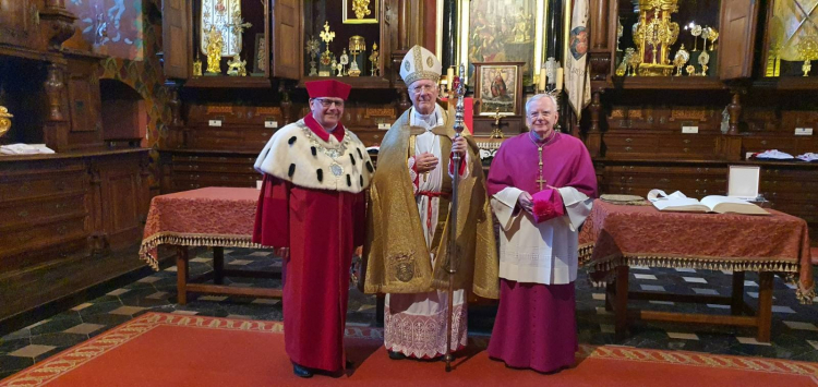 Abp Piero Marini (C). Źródło: www.twitter.com/EpiskopatNews