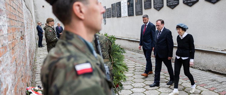 Mariusz Kamiński złożył wieniec pod ścianą straceń na terenie Muzeum Żołnierzy Wyklętych i Więźniów Politycznych PRL w Warszawie w 74. rocznicę śmierci rotmistrza Witolda Pileckiego. Ministrowi towarzyszyła córka rotmistrza, Zofia Pilecka-Optułowicz. Źródło: www.twitter.com/MSWiA_GOV_PL