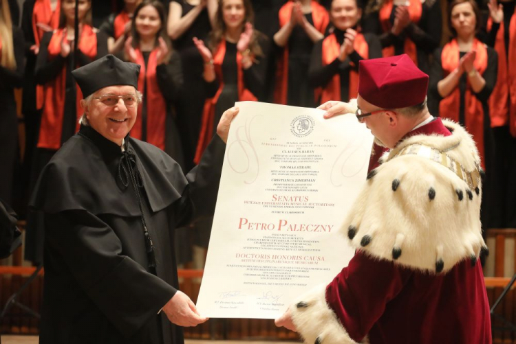 Pianista prof. Piotr Paleczny (L) podczas uroczystości otrzymania tytułu doktora honoris causa Uniwersytetu Muzycznego Fryderyka Chopina w Warszawie. Fot. PAP/P. Supernak