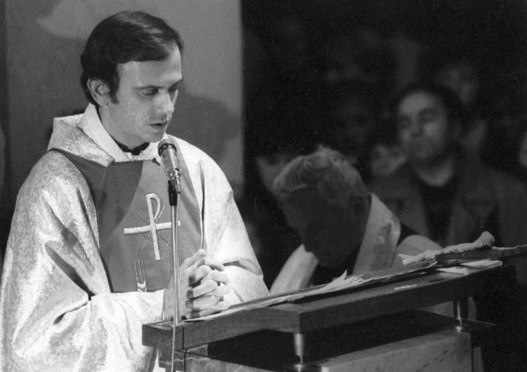 Ks. Jerzy Popiełuszko w kościele św. Stanisława Kostki na Żoliborzu. Warszawa 31.10.1982. Fot. PAP/W. Kryński