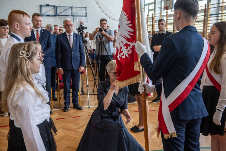 Minister edukacji i nauki Przemysław Czarnek (C-L) i dyrektor szkoły Ewa Maj (C) podczas nadania imienia św. Antoniego z Padwy Szkole Podstawowej w Radecznicy. Fot. PAP/W. Jargiło