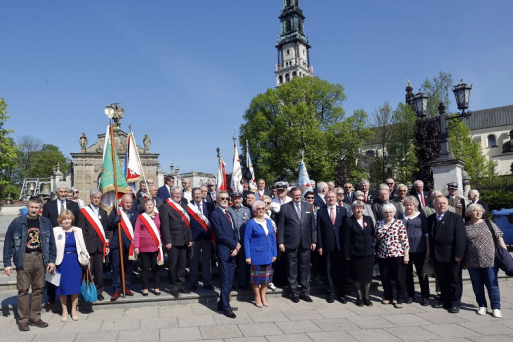 Szef Urzędu do Spraw Kombatantów i Osób Represjonowanych Jan Józef Kasprzyk (7P) przybył z XXV Pielgrzymką Osób Represjonowanych na Jasną Górę. Fot. PAP/W. Deska