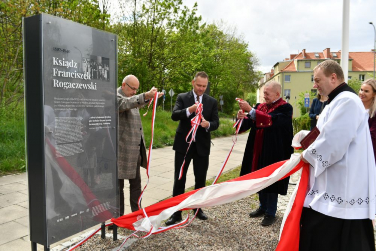 P.o. dyrektora Muzeum II Wojny Światowej w Gdańsku dr hab. Grzegorz Berendt (L), proboszcz parafii pw. Chrystusa Króla w Gdańsku ks. dr Bartłomiej Stark (2P), prezes Instytutu Pamięci Narodowej dr Karol Nawrocki (2L) i gdański radny Piotr Dzik (3L) podczas uroczystości odsłonięcia tablicy pamiątkowej poświęconej księdzu Franciszkowi Rogaczewskiemu w parafii rzymskokatolickiej pw. Chrystusa Króla w Gdańsku. Fot. PAP/A. Warżawa