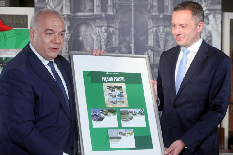 Wicepremier, minister aktywów państwowych Jacek Sasin (L) i prezes Poczty Polskiej Tomasz Zdzikot (P) podczas prezentacji znaczków pocztowych emisji „Piękno Polski” w Muzeum Ikon w Supraślu. Fot. PAP/A. Reszko