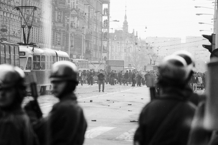 Szczecin 03.05.1982. Okres stanu wojennego. Z okazji rocznicy uchwalenia Konstytucji 3 maja 1791 r. w wielu miastach odbyły się manifestacje uliczne, brutalnie tłumione przez ZOMO (Zmotoryzowane Odwody Milicji Obywatelskiej). Dochodziło do bezpośrednich starć demonstrantów z uzbrojoną milicją. Wiele osób zatrzymano. Fot. PAP/J. Undro