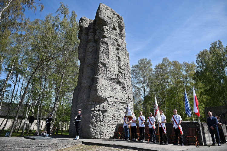 Uczestnicy uroczystych obchodów 77. rocznicy oswobodzenia KL Stutthof, odbywających się przed Pomnikiem Walki i Męczeństwa na terenie Muzeum Stutthof w Sztutowie. Fot. PAP/M. Gadomski