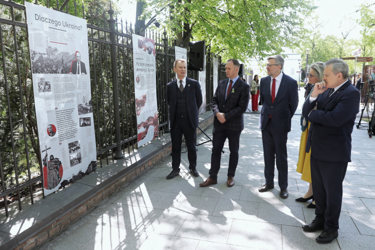 Wicepremier, minister kultury Piotr Gliński (P), zastępca dyrektora Muzeum Łazienki Królewskie Marianna Otmianowska (2P) oraz dyrektor Muzeum Historii Polski Robert Kostro (3P) podczas otwarcia wystawy „Ukraina. Wojna w Europie” w Galerii Plenerowej Muzeum Łazienki Królewskie. Fot. PAP/T. Gzell