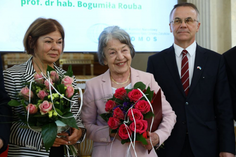 Warszawa, 10.05.2022. Laureatki nagrody Bogumiła Rouba (C) i Barbara Nowak-Obelinda (P) oraz sekretarz stanu w Ministerstwie Kultury i Dziedzictwa Narodowego, generalny konserwator zabytków Jarosław Sellin (P) podczas wręczenia nagrody im. Profesora Jana Zachwatowicza za wybitne osiągnięcia w dziedzinie badań, konserwacji i rewaloryzacji zabytków. Fot. PAP/R. Guz