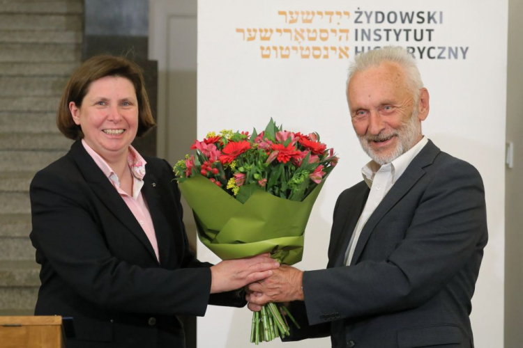 Dyrektor ŻIH Monika Krawczyk (L) oraz nagrodzony, historyk Andrzej Żbikowski (P) podczas gali wręczenia Nagrody im. Marii i Łukasza Hirszowiczów w Żydowskim Instytucie Historycznym w Warszawie. Fot. PAP/P. Supernak