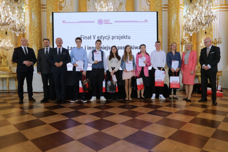 Warszawa, 08.06.2022. Dyrektor Biura Przystanków Historia Łukasz Witek (L), dyrektor Biura Edukacji Narodowej Adam Hlebowicz (2L), zastępca prezesa Instytutu Pamięci Narodowej Krzysztof Szwagrzyk (3L), Mazowiecki Kurator Oświaty Aurelia Michałowska (2P) oraz naczelnik Centralnego Przystanku Historia Tomasz Morawski (P) z uczestnikami finału V edycji projektu edukacyjnego "Łączka i inne miejsca poszukiwań". Fot. PAP/A. Zawada