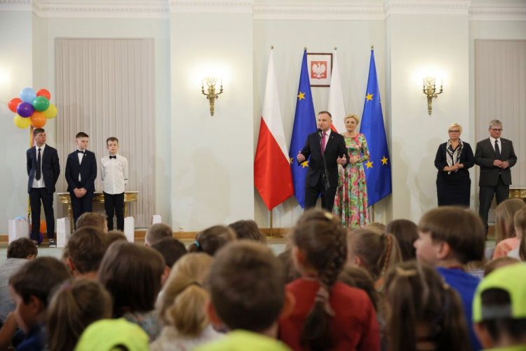 Warszawa, 01.06.2022. Prezydent RP Andrzej Duda (4P), szefowa Kancelarii Prezydenta RP Grażyna Ignaczak-Bandych (2P), szef BBN Paweł Soloch (P) oraz pierwsza dama Agata Kornhauser-Duda (3P) na wydarzeniu pn. "Bezpieczne wakacje z Parą Prezydencką" w Pałacu Prezydenckim w Warszawie. Fot. PAP/L. Szymański