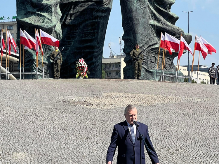 Wicepremier Piotr Gliński przed pomnikiem Powstańców Śląskich w Katowicach. Źródło: www.twitter.com/kultura_gov_pl