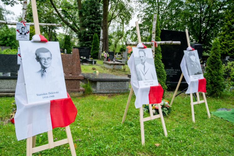 Łódź, 08.06.2022. Uroczystości pogrzebowe ofiar terroru komunistycznego ekshumowanych przez IPN: skazanego na śmierć w sprawie tzw. afery papierniczej Stanisława Dolewskiego oraz dwóch żołnierzy podziemia zbrojnego Mariana Sobolczyka i Jana Majewskiego ps. Śmiały na Cmentarzu Doły. Fot. PAP/G. Michałowski