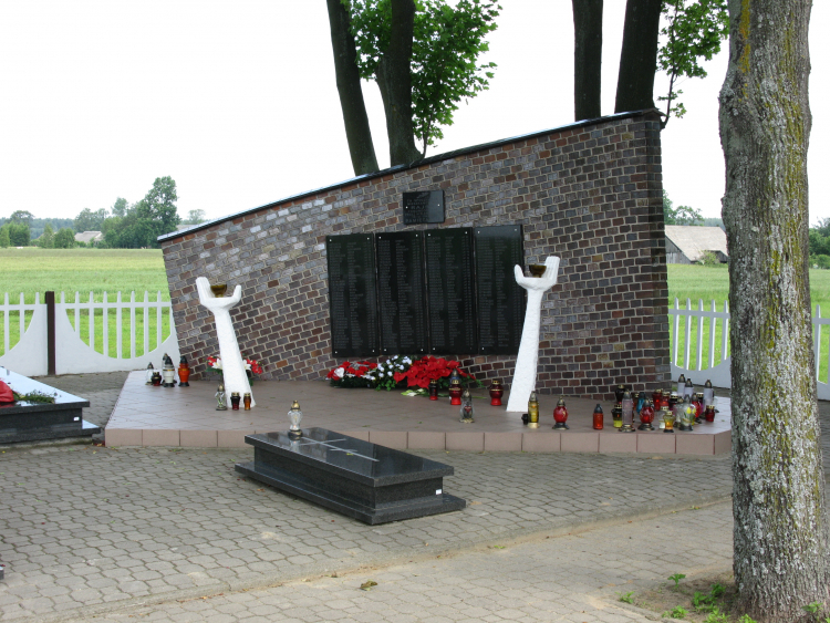 Pomnik w Rajsku upamiętniający ofiary pacyfikacji. Źródło: www.pl.wikipedia.org