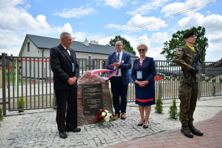 Poświętne (woj. mazowieckie), 14.06.2022. Wicedyrektor Instytutu Pileckiego dr Wojciech Kozłowski (2L), wnuk Jana Kowalskiego Wojciech Kowalski (L) oraz wnuczka Józefy i Józefa Dmochów Grażyna Prostko (2P) podczas odsłonięcia tablicy pamiątkowej w ramach uroczystości z cyklu „Zawołani po imieniu”. Fot. PAP/P. Piątkowski