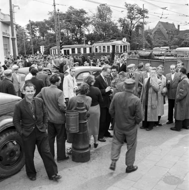 Poznań, czerwiec 1956 r. - rozpoczynające się demonstracje uliczne. Fot. PAP/W. Kondracki