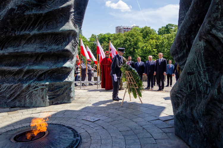 rezydent RP Andrzej Duda (P) złożył kwiaty przed Pomnikiem Powstańców Śląskich w Parku Powstańców Śląskich w Katowicach. Fot. PAP/T. Wiktor