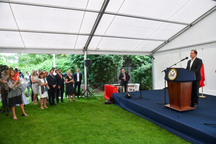 Ambasador USA w Polsce Mark Brzezinski (P) podczas obchodów Dnia Niepodległości Stanów Zjednoczonych. Warszawa, 30.06.2022. Fot. PAP/R. Pietruszka