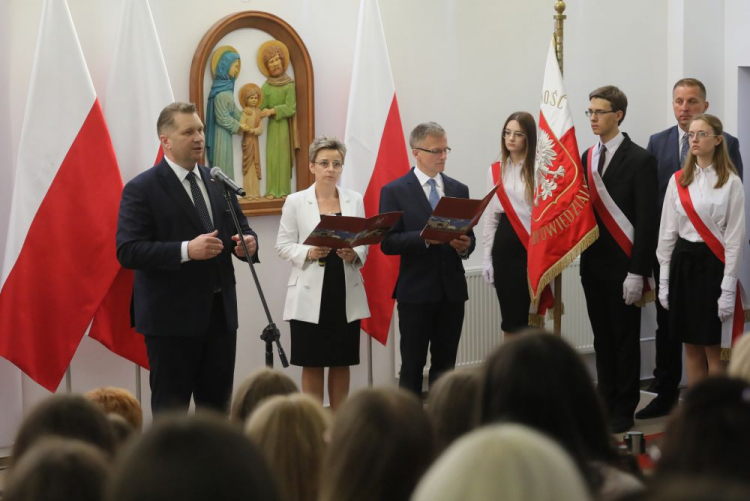 Minister edukacji i nauki Przemysław Czarnek (L) podczas uroczystości zakończenia zajęć w roku szkolnym 2021/2022 w I Katolickim Liceum Ogólnokształcącym im. Świętej Rodziny w Siedlcach. Fot. PAP/P. Supernak