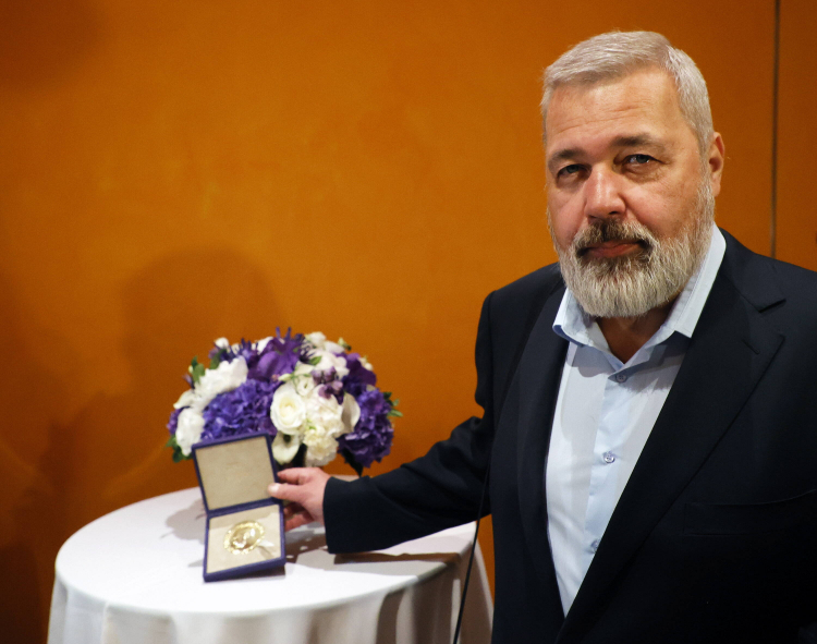 Dmitrij Muratow sprzedał swój noblowski medal za 103,5 mln dolarów, aby pomóc dzieciom z Ukrainy. Fot. PAP/EPA