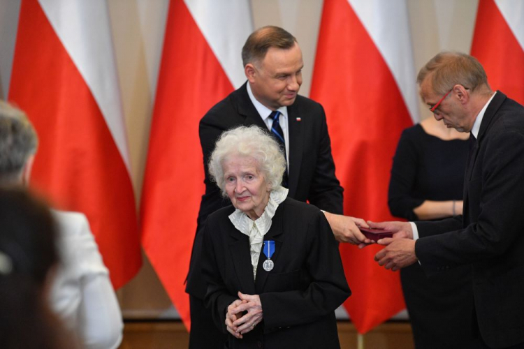 Prezydent RP Andrzej Duda (C-P) i odznaczona Lidia Podworska (C-L) podczas uroczystości wręczenia odznaczeń państwowych osobom zasłużonym w działalności na rzecz przemian demokratycznych w Polsce. Fot. PAP/R. Pietruszka