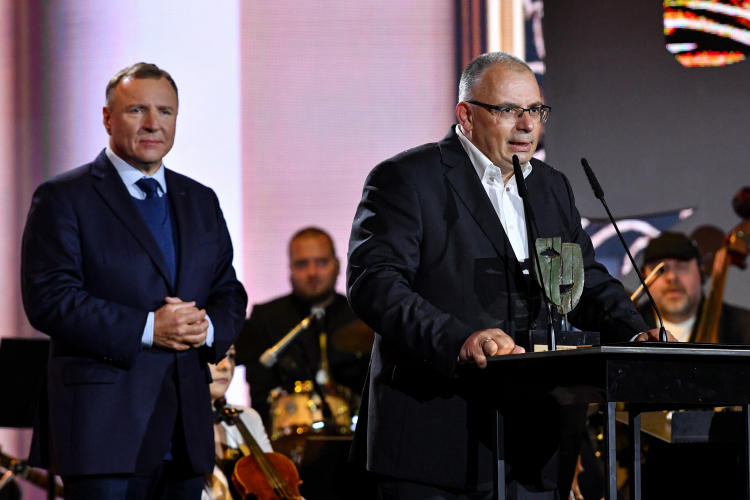 Prezes TVP Jacek Kurski (L) i reżyser Jacek Raginis-Królikiewicz (P) podczas gali zakończenia XXI Festiwalu Teatru Polskiego Radia i Teatru Telewizji Polskiej "Dwa Teatry". Fot. PAP/W. Jargiło