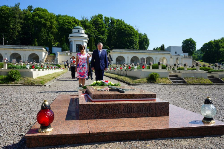 Lwów, Ukraina, 29.06.2022. Wicepremier, minister kultury i dziedzictwa narodowego Piotr Gliński (P) i Konsul Generalna RP we Lwowie Eliza Dzwonkiewicz (L) przy Grobie Nieznanego Żołnierza na Cmentarzu Orląt Lwowskich. Fot. PAP/K. Sało