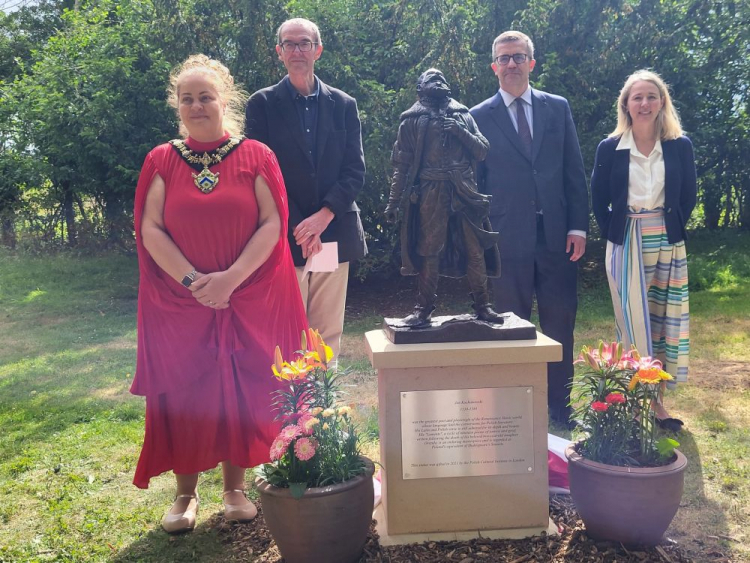 Odsłonięcie pomnika Jana Kochanowskiego w Stratford-upon-Avon. Fot. Instytut Kultury Polskiej w Londynie