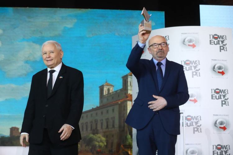 Laureat Nagrody im. Prezydenta RP Lecha Kaczyńskiego prof. Ryszard Legutko (P) i wicepremier, prezes PiS Jarosław Kaczyński (L) na XII Kongresie Polska Wielki Projekt. Fot. PAP/R. Guz