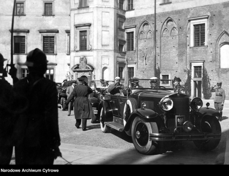 Prezydent RP Ignacy Mościcki w samochodzie marki Cadillac przed wyjazdem do Spały. 1931 r. Fot. NAC