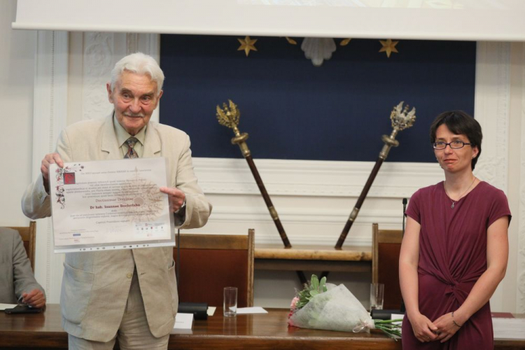 Warszawa, 25.06.2022. Laureatka nagrody Joanna Bocheńska (P) i przewodniczący kapituły Stanisław Rakusa-Suszczewski (L) podczas uroczystości wręczenia Nagrody im. Benedykta Polaka w Pałacu Kazimierzowskim w Warszawie. Fot. PAP/P. Supernak 