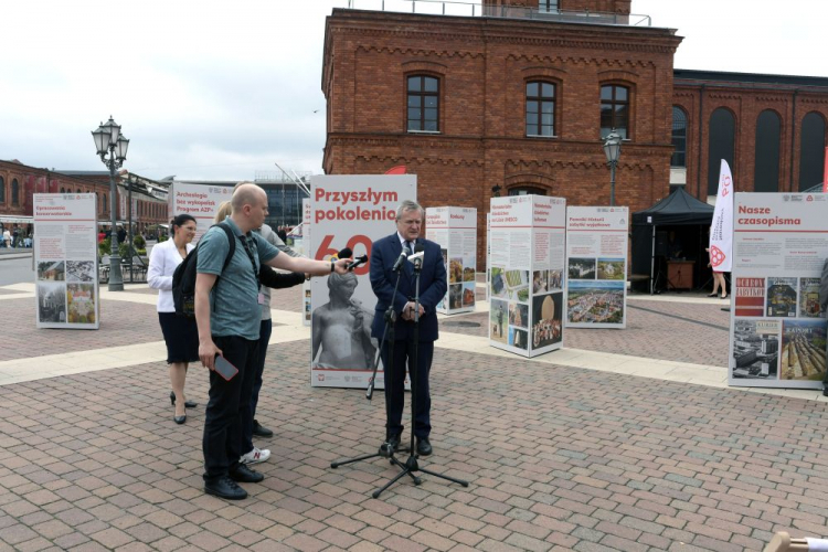 Wicepremier, minister kultury i dziedzictwa narodowego Piotr Gliński (P) podczas otwarcia wystawy plenerowej „Przyszłym pokoleniom. 60 lat misji Narodowego Instytutu Dziedzictwa” na Rynku Manufaktury w Łodzi. Fot. PAP/G. Michałowski