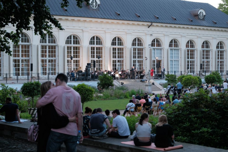 Koncert plenerowy „Odyssea. An Epic Cantata” w ogrodzie Starej Oranżerii w Łazienkach Królewskich w Warszawie. Fot. PAP/M. Marek